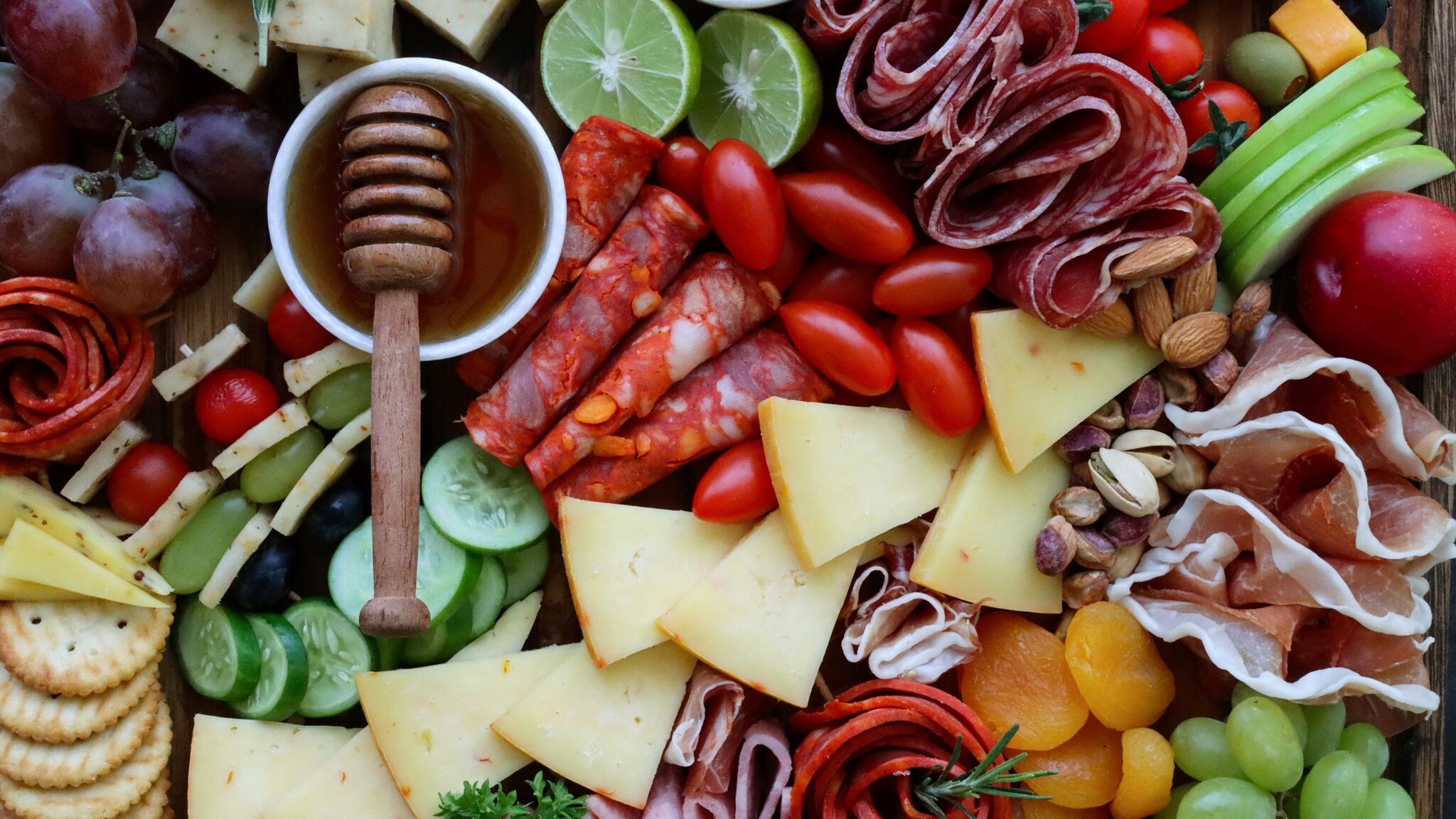 Käse, Wurst, Cracker, Gurkenscheiben und andere Snacks von oben. 