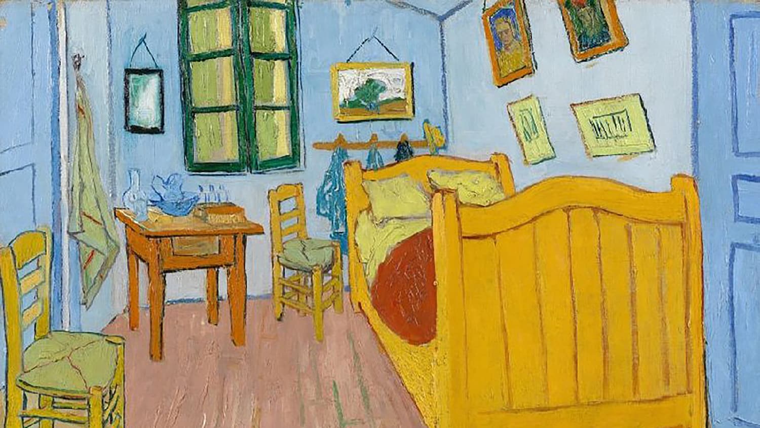 Das Kunstwerk zeigt ein gelbes Bett, das mit zwei Stühlen und einem Tisch in einem blauen Raum steht.