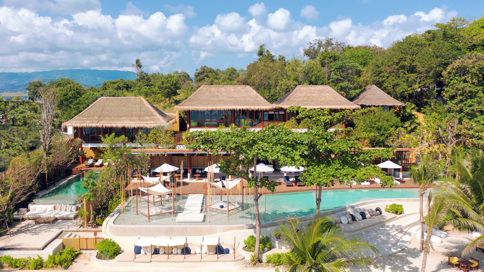 Ein Hotel erinnert an die Form Fischerhütten ist aus Holz gebaut und liegt direkt am Meer.