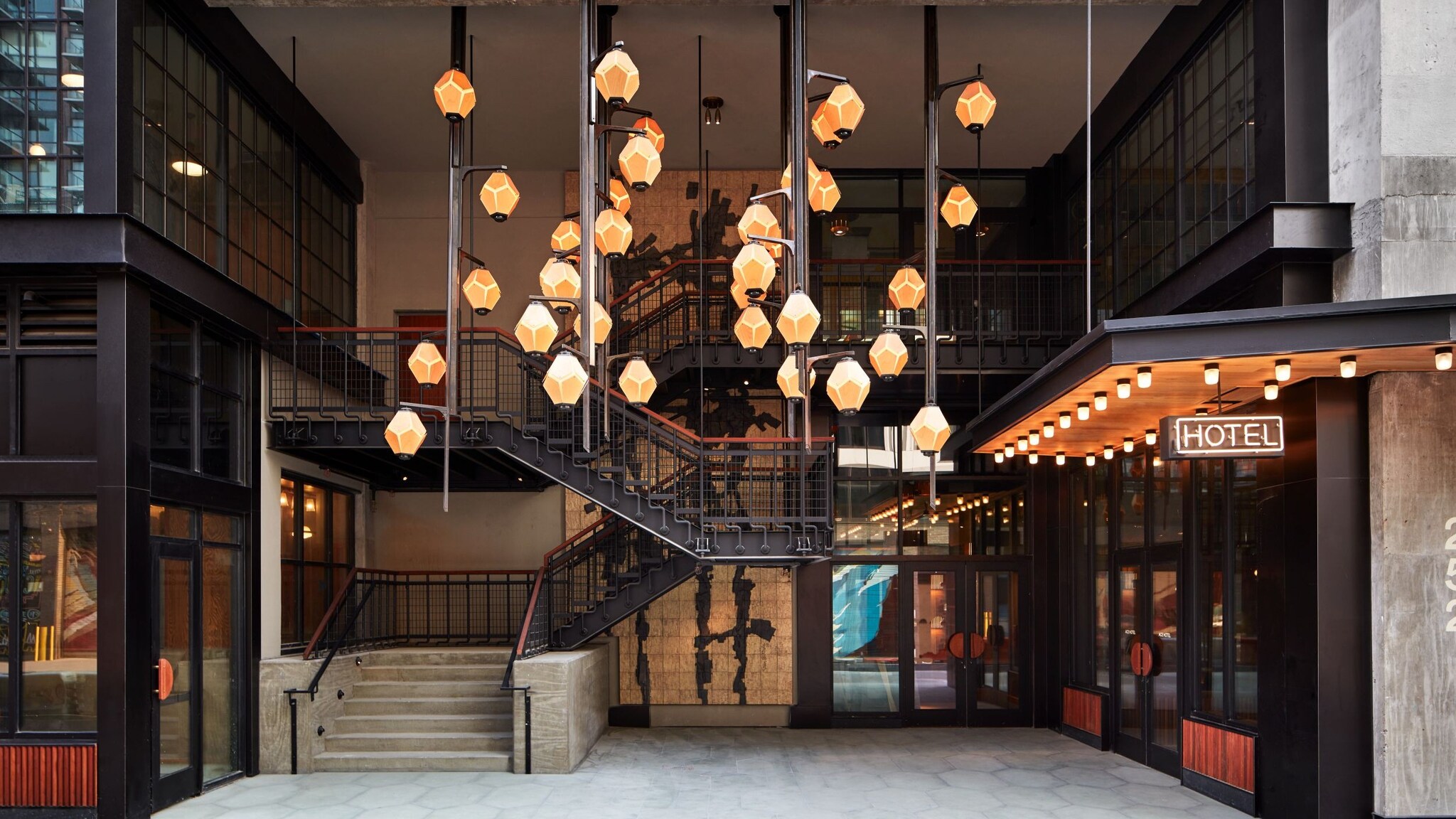 Treppe am Ace Hotel Brooklyn im industriellen Design.