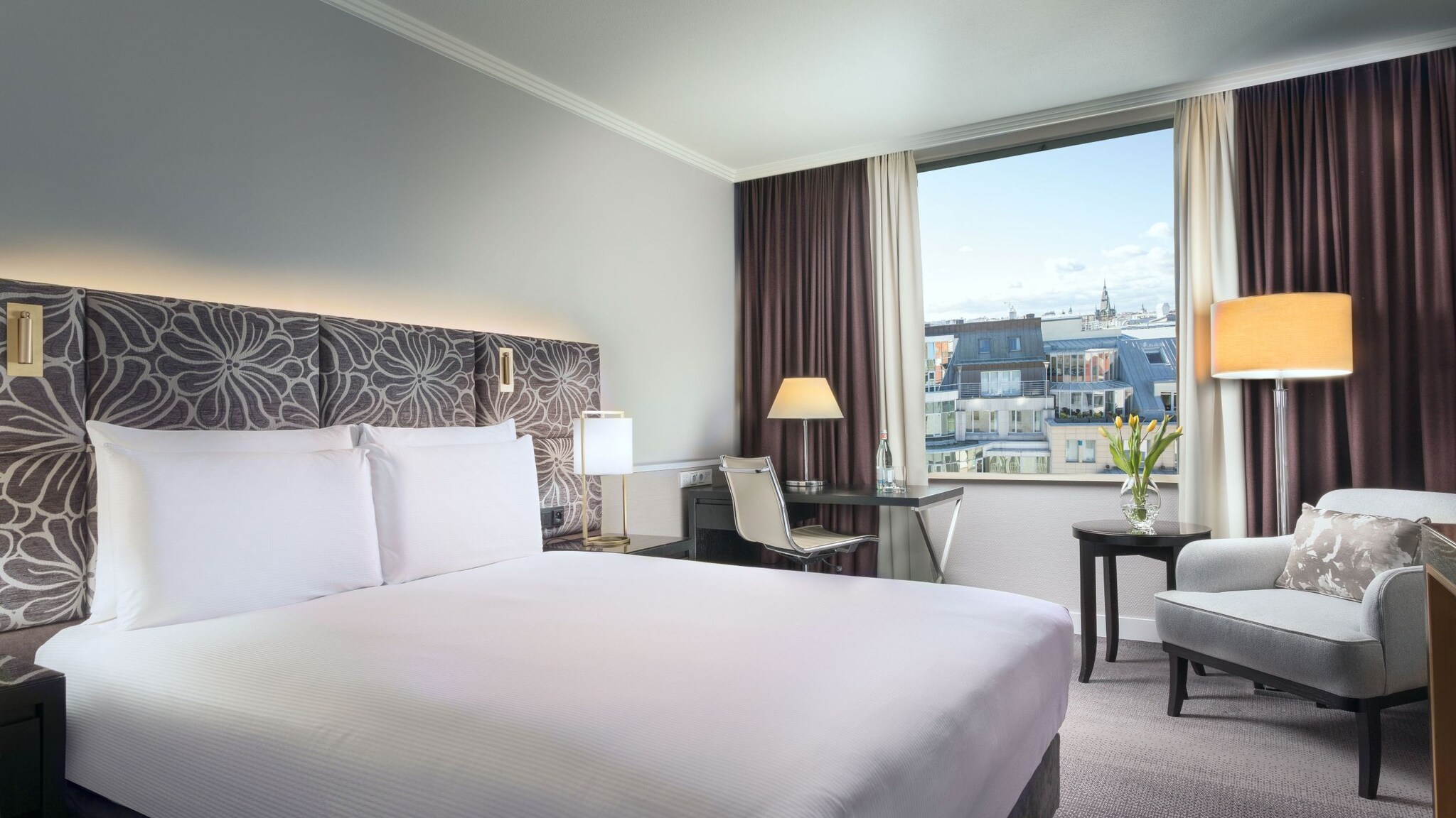 Zimmer mit Bett und Sessel im Hotel Hilton Prague Old Town.