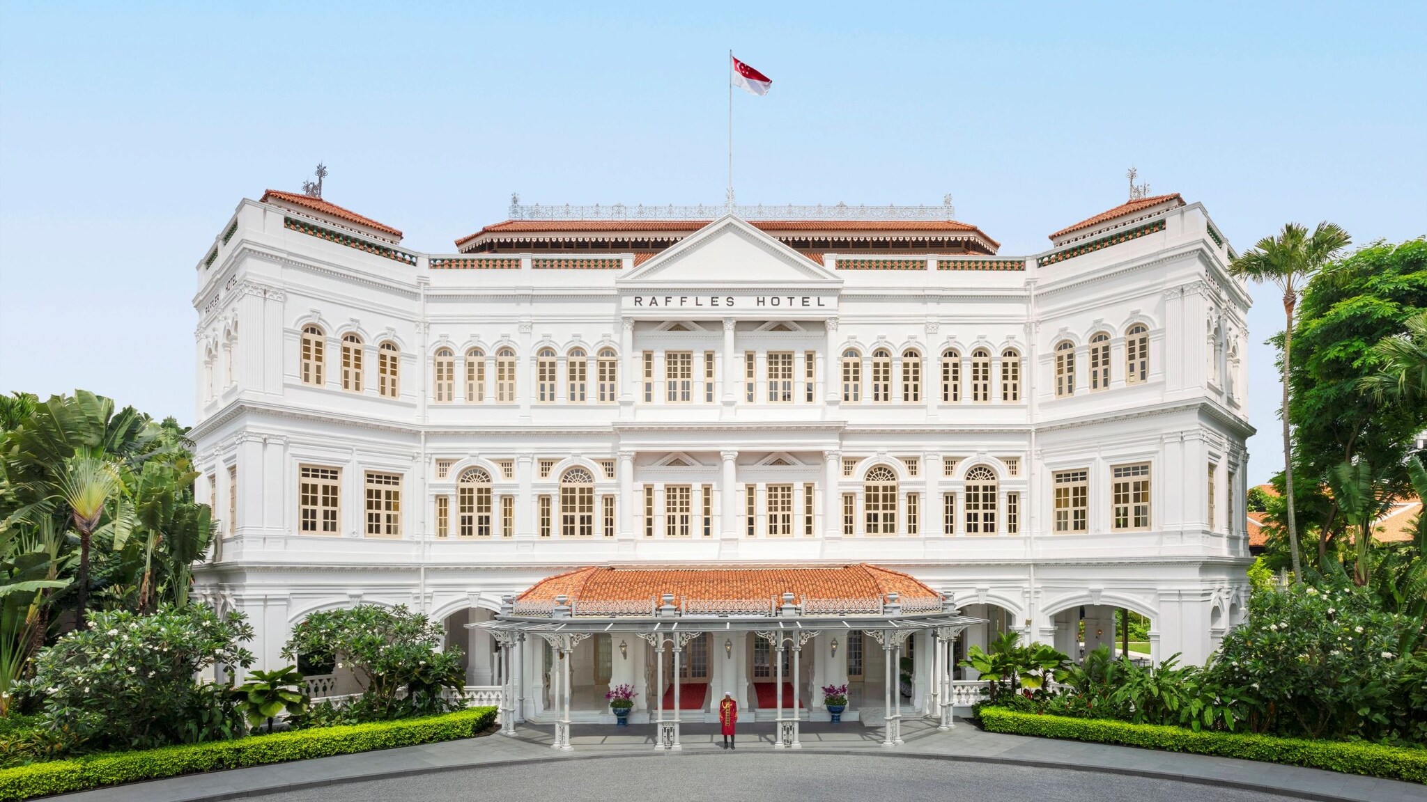Prächtiges weißes Gebäude des Raffles Hotel, Singapore.