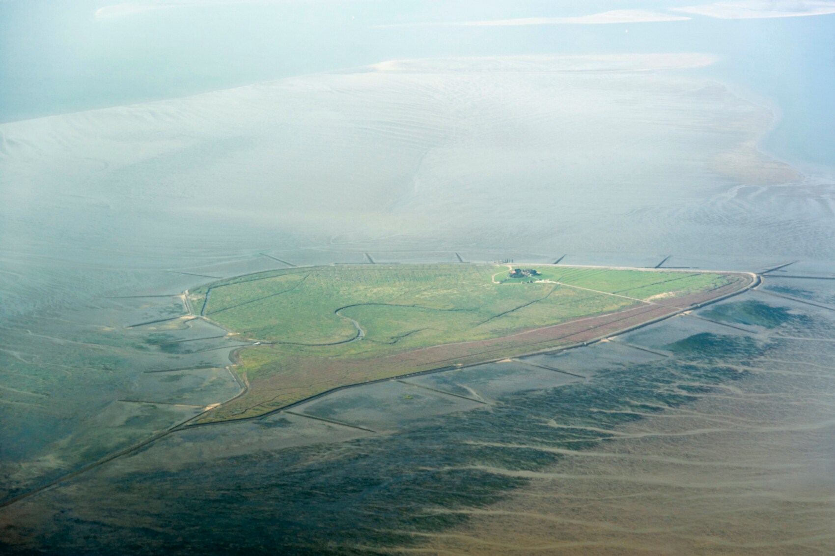 Luftaufnahme einer Hallig im Wattenmeer Luftaufnahme einer Hallig im Wattenmeer