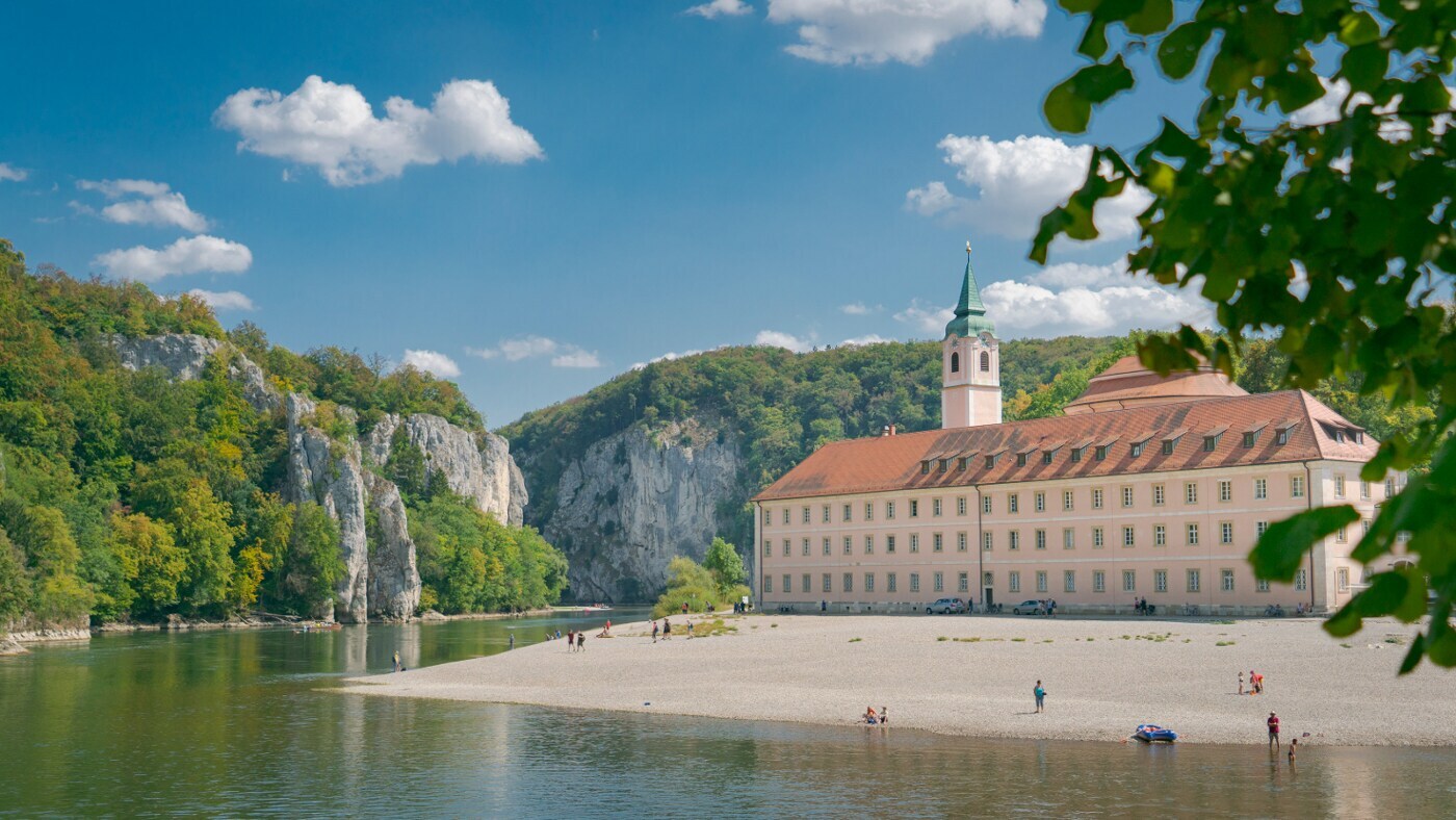 Das Kloster Weltenburg auf einer Halbinsel in der Donau vor dem Donaudurchbruch Das Kloster Weltenburg auf einer Halbinsel in der Donau vor dem Donaudurchbruch
