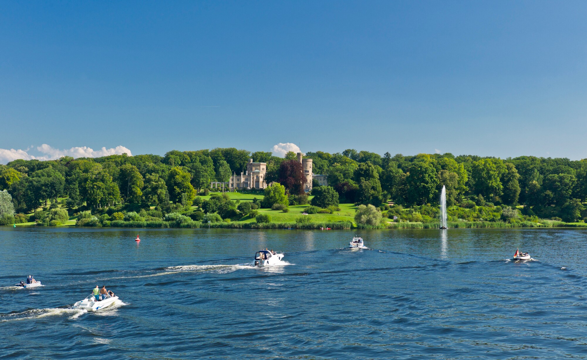 Blick vom Tiefer See auf das Schloss Babelsberg in Potsdam