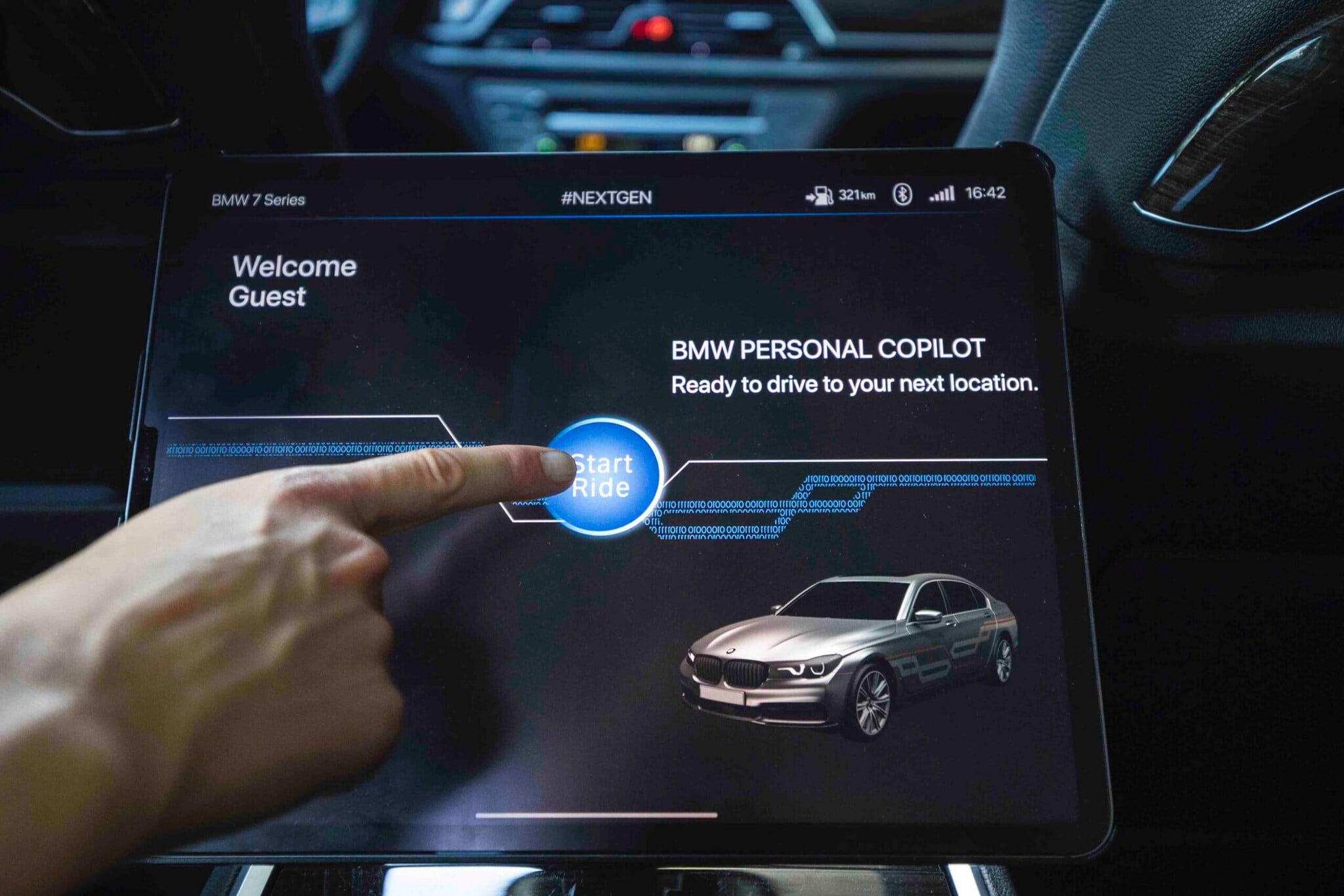Auf einem Touchscreen im Auto wird die autonome Fahrfunktion durch Antippen mit dem Finger aktiviert Auf einem Touchscreen im Auto wird die autonome Fahrfunktion durch Antippen mit dem Finger aktiviert