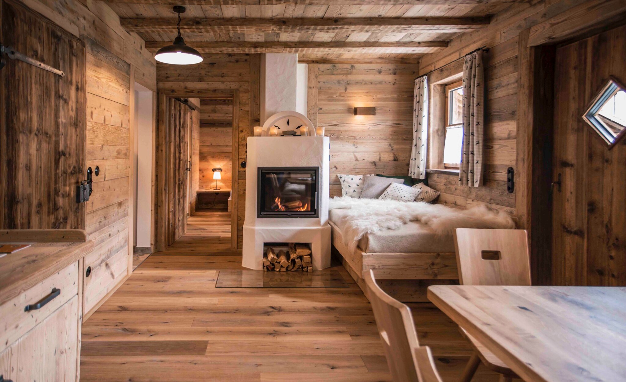 Ein loderndes Feuer eines Kamins in einem Holzhaus