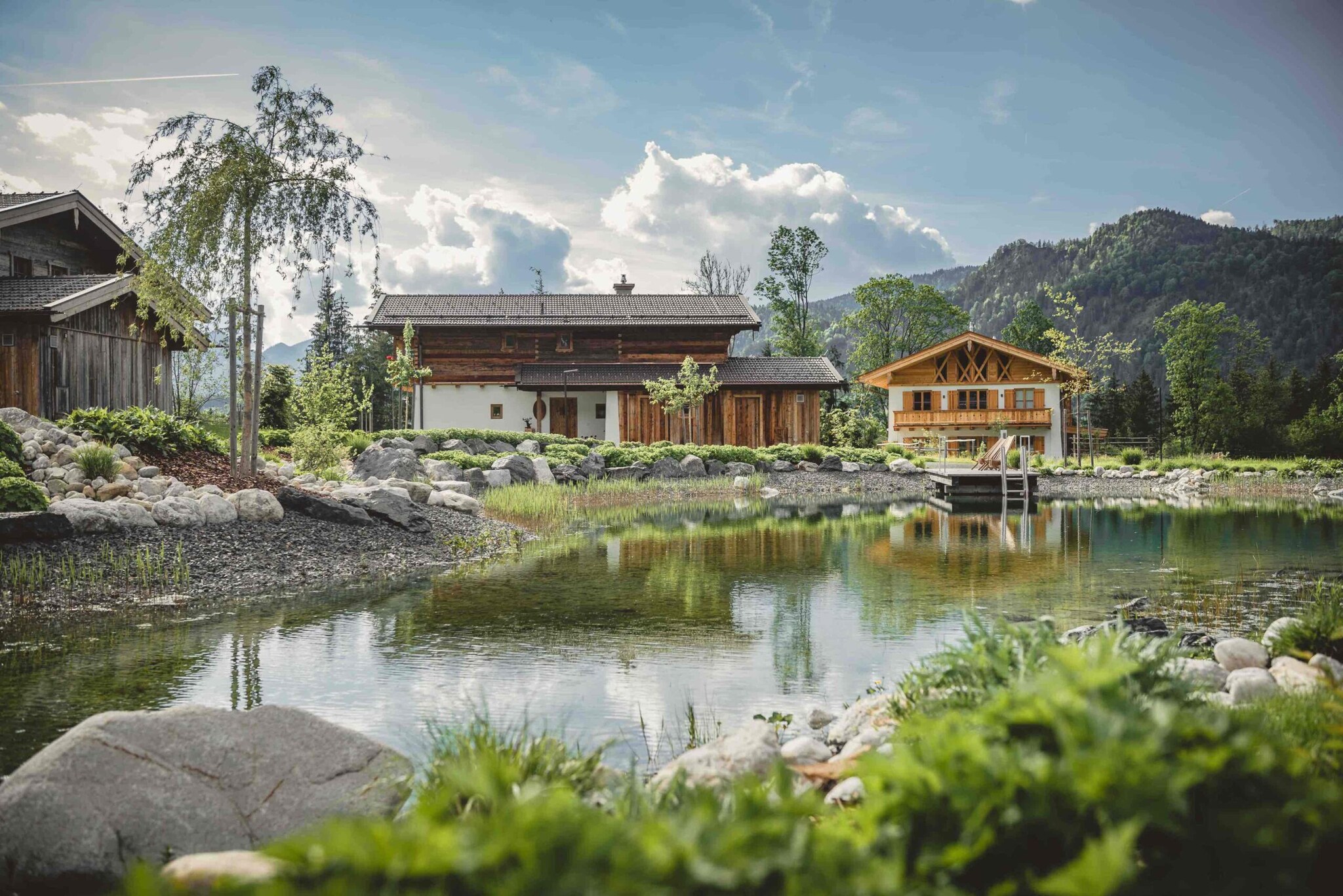 Naturweiher vor einem traditionellen Chalet