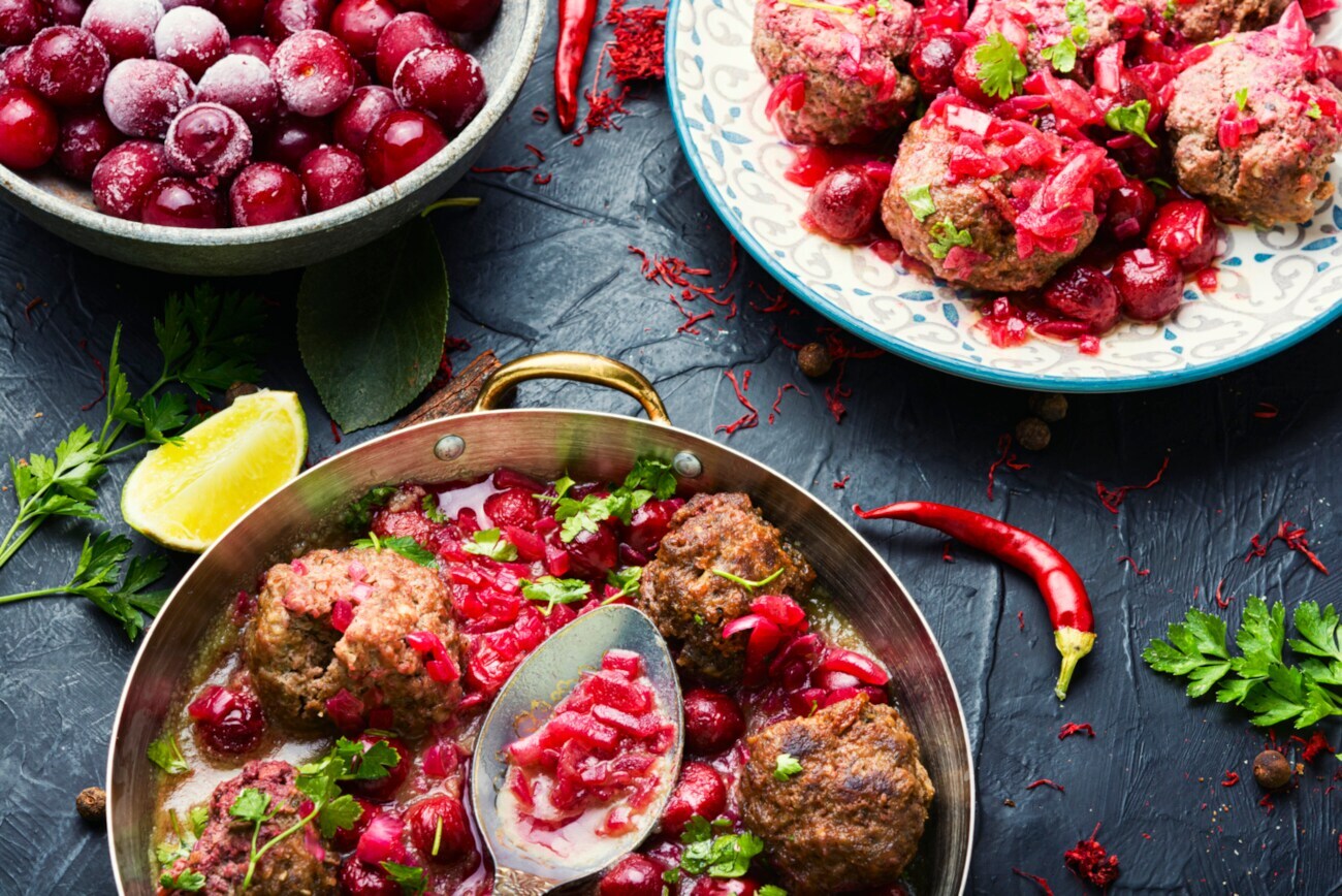 Köfte mit Kirschen in Pfanne