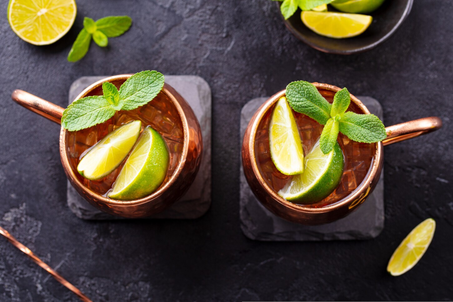 Zwei Drinks von oben mit Minzblättern und Limettenstücken