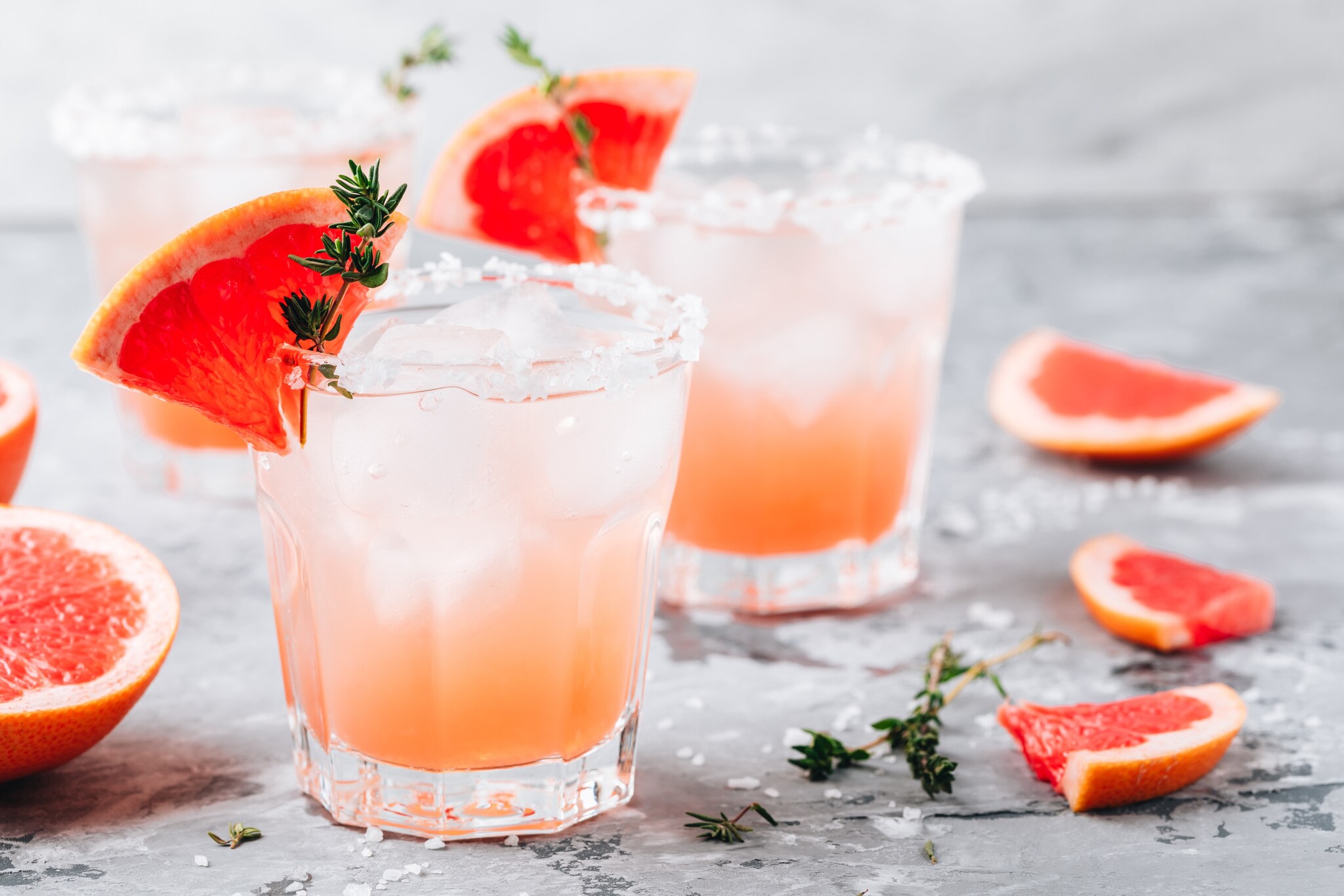 Pink Gin mit Grapefruit und Salzrand am Glas
