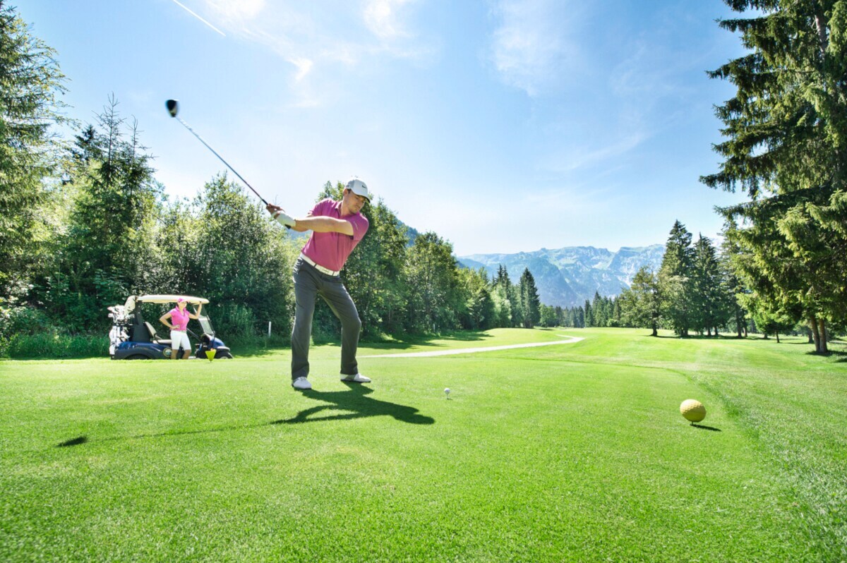 Ein Mann holt zum Schlag auf dem Golfplatz Achensee aus