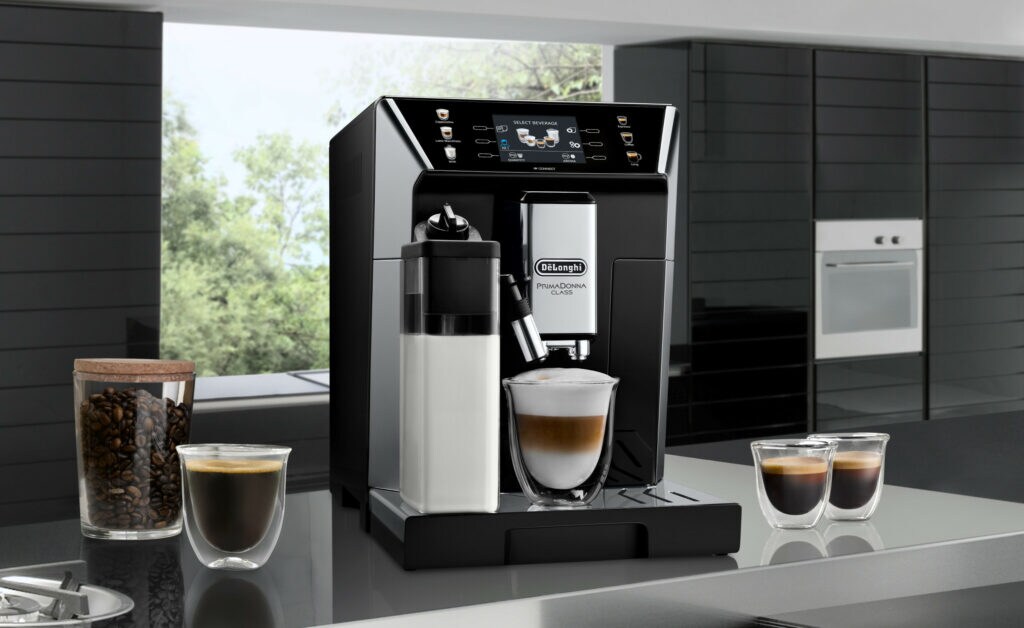 Espressomaschine mit Kaffeetassen auf einer Anrichte