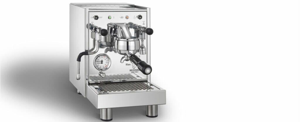 Espressomaschine vor weißem Hintergrund Espressomaschine vor weißem Hintergrund
