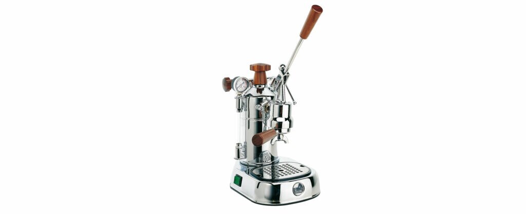 Espressomaschine vor weißem Hintergrund