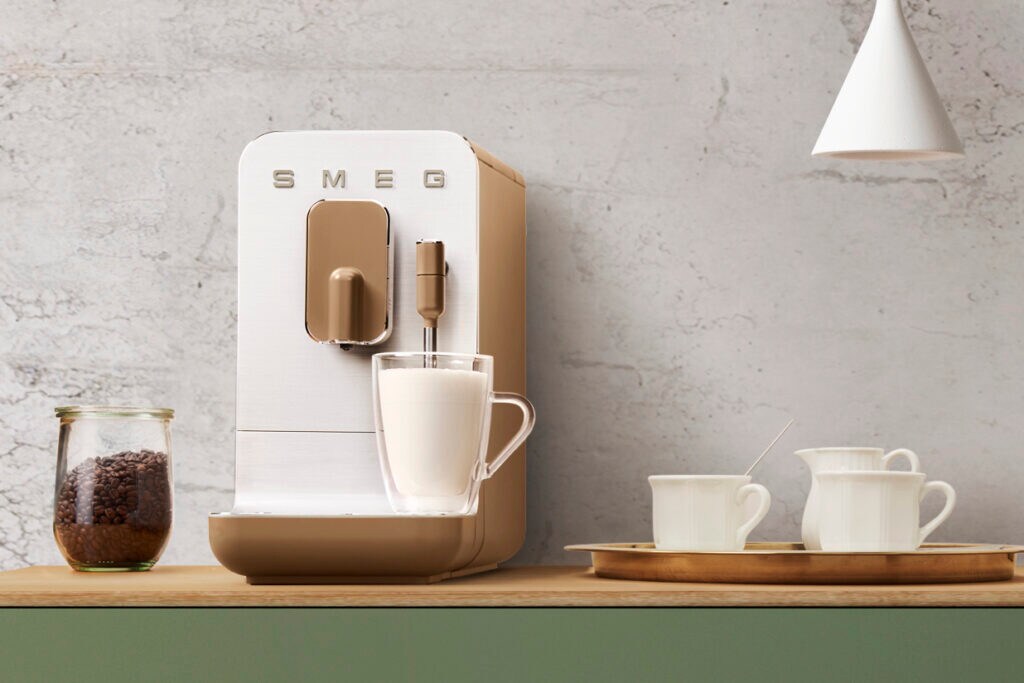 Espressomaschine mit Kaffeetassen auf einer Anrichte