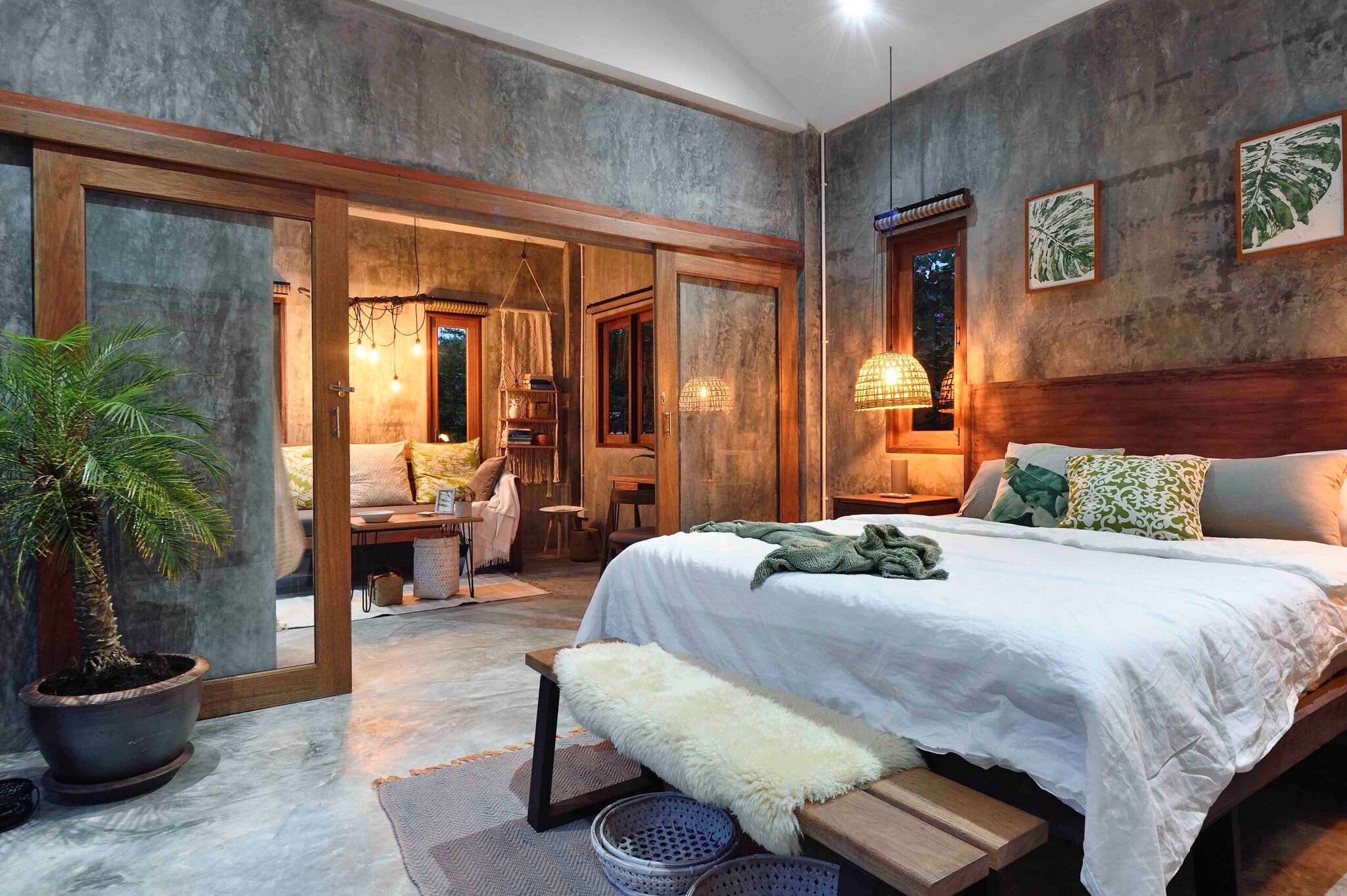 Tropisch eingerichtetes Schlafzimmer mit Beleuchtung