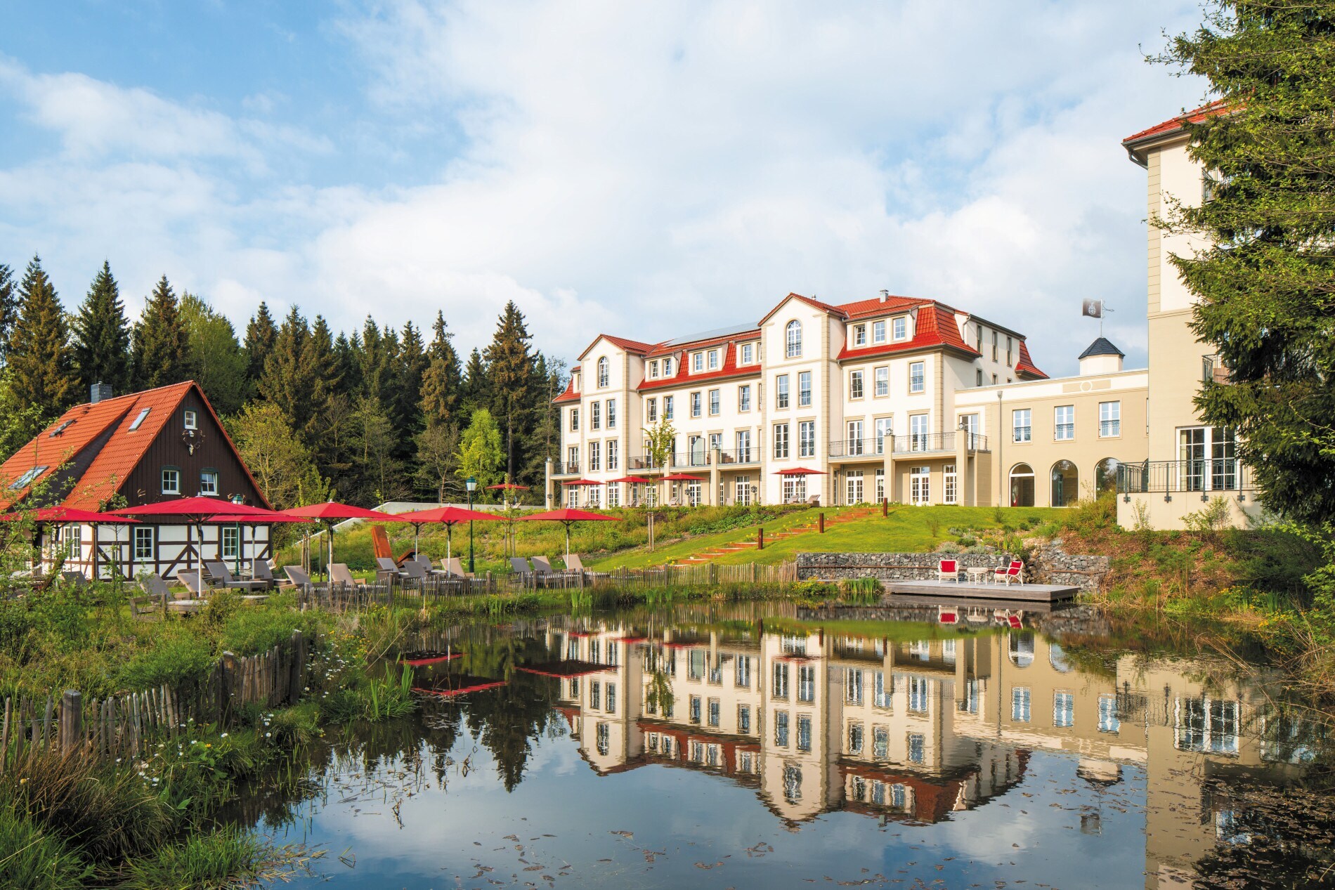 Das schlossartige Hotel Naturresort Schindelbruch an einem kleinen See