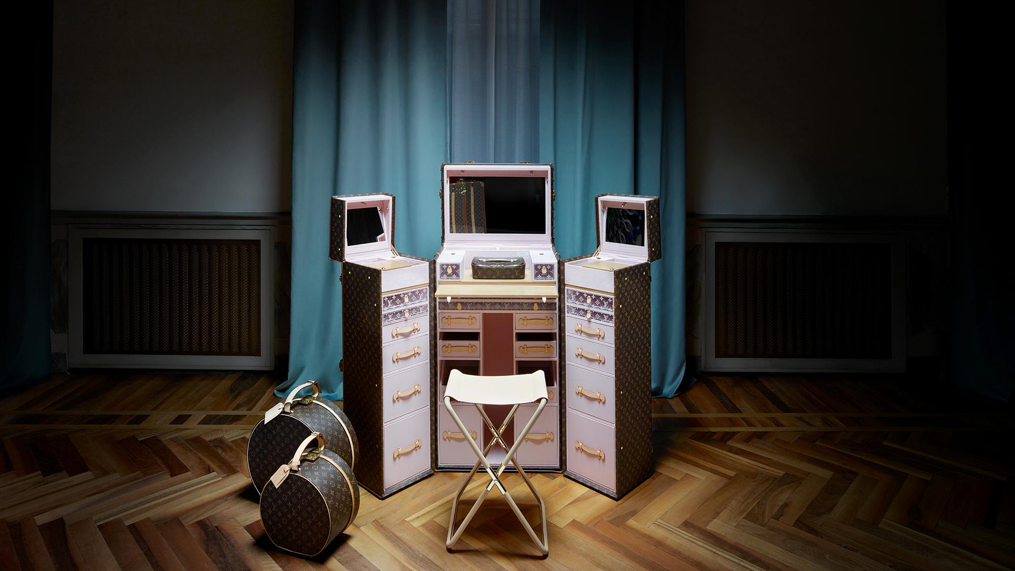 Ein Klappstuhl steht vor einem offenen Koffer mit Schubladen Ein Klappstuhl steht vor einem offenen Koffer mit Schubladen