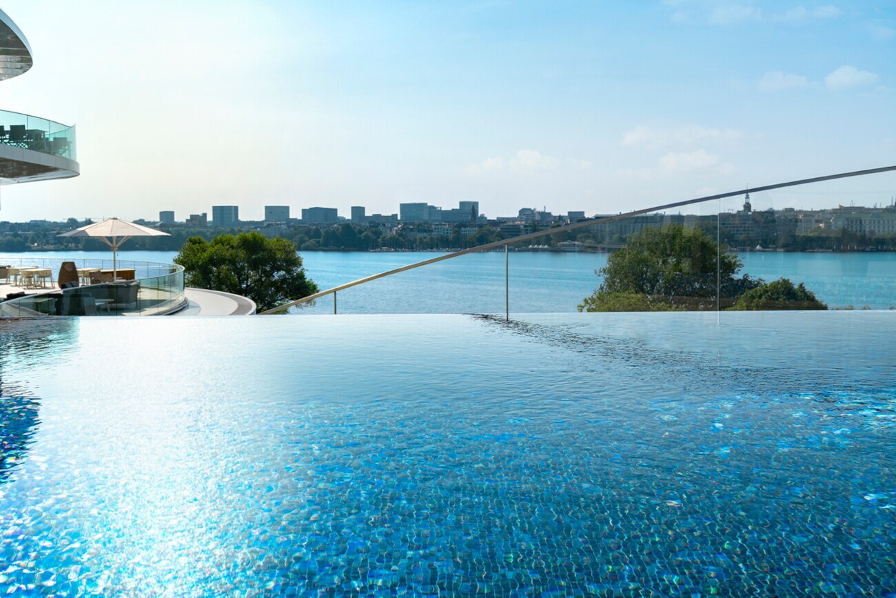 Der Pool des The Fontenay Hamburg, im Hintergrund die Alster und die Skyline Der Pool des The Fontenay Hamburg, im Hintergrund die Alster und die Skyline