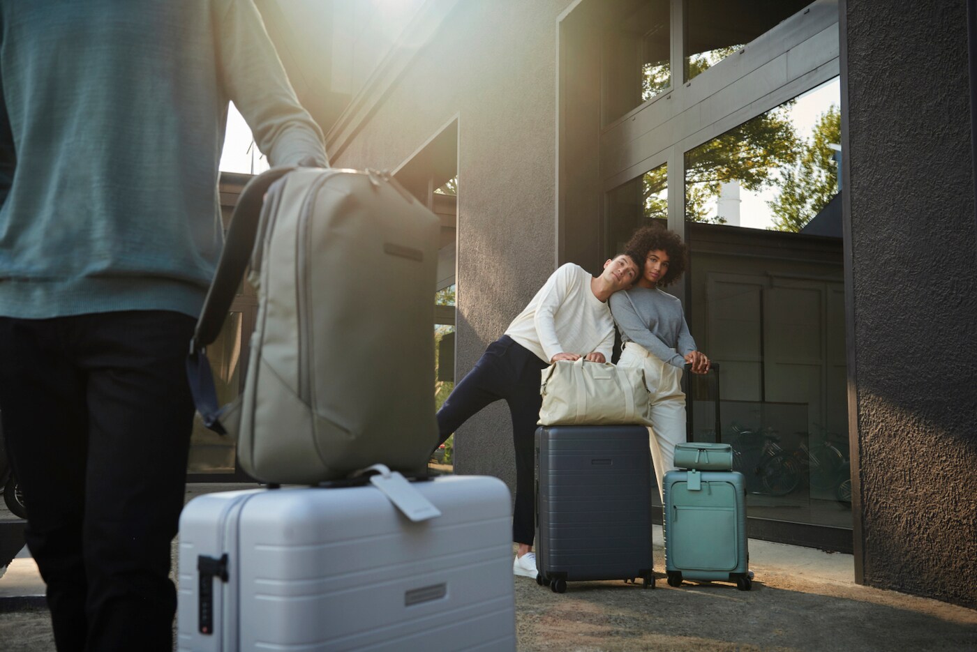 Mehrere Menschen mit ihrem Gepäck