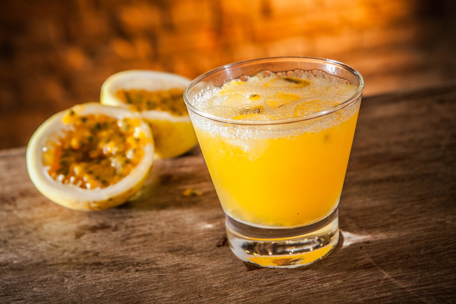 Ein fruchtiger Drink mit Maracuja in einem Glas