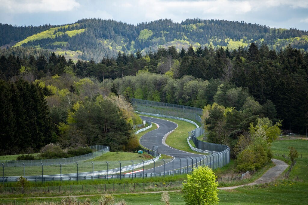 Ein Radweg neben der Nordschleife des Nürburgrings in der Eifel