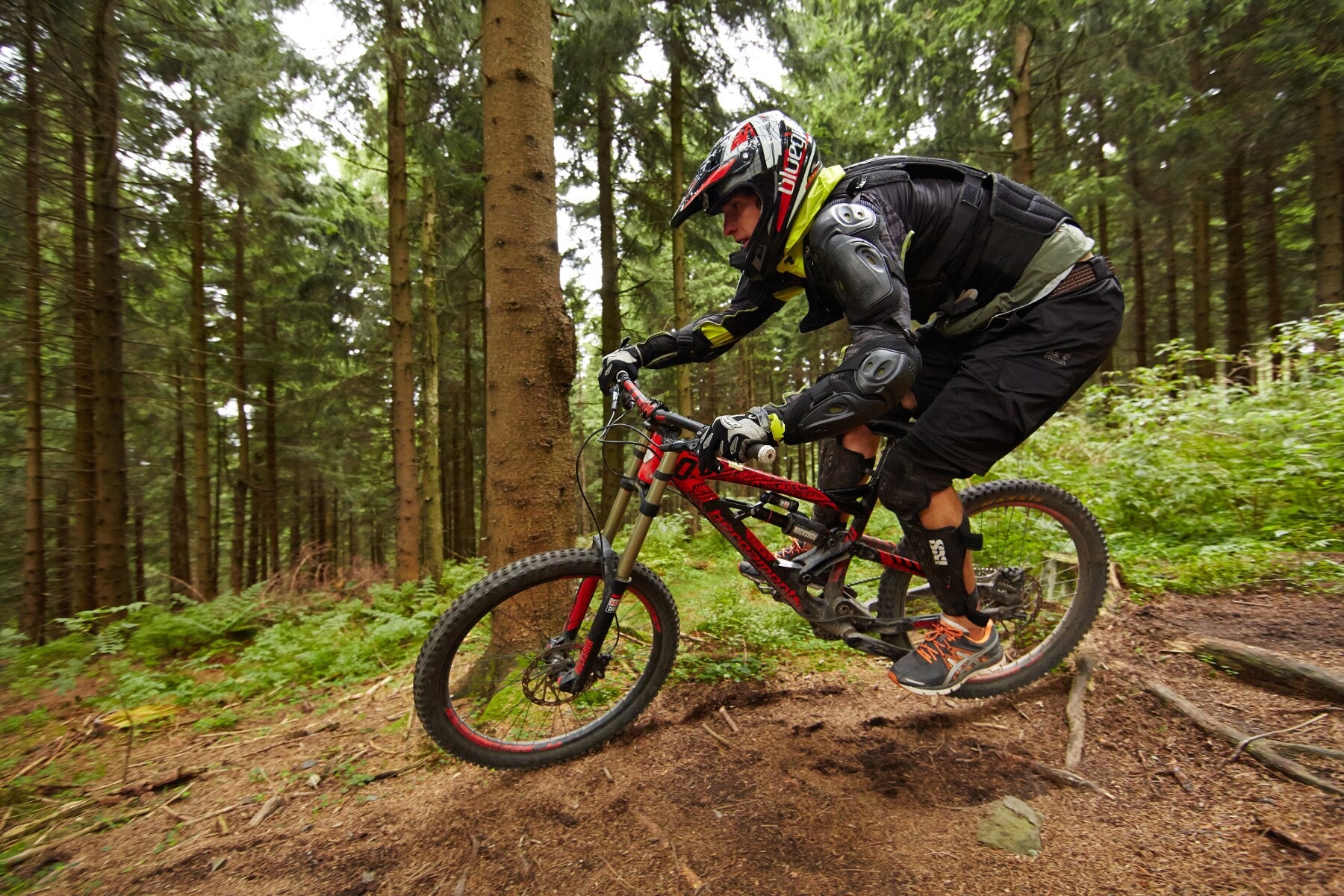 Ein Mountainbiker im Wald Ein Mountainbiker im Wald