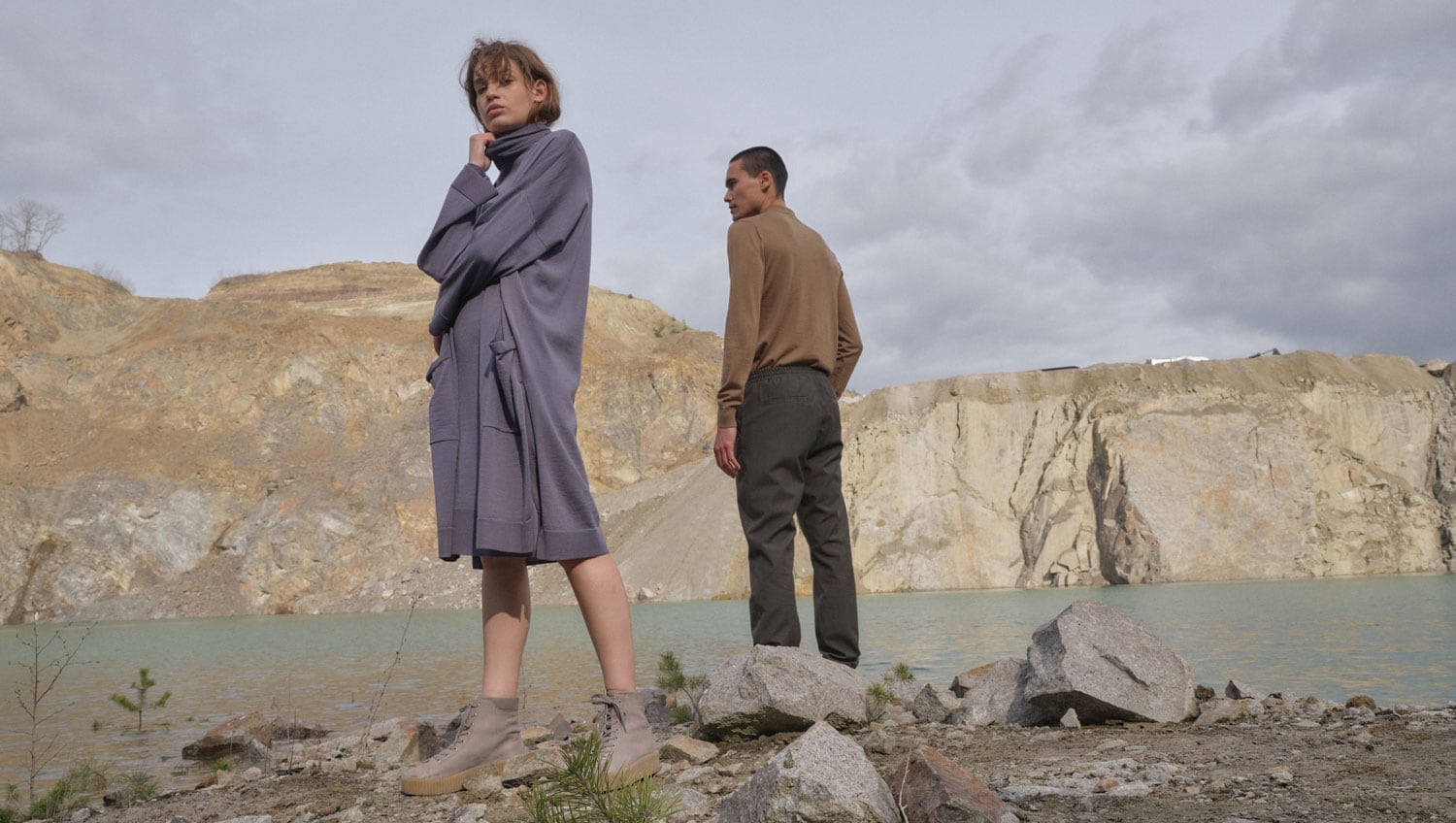 Eine Frau und ein Mann stehen vor einem See Eine Frau und ein Mann stehen vor einem See