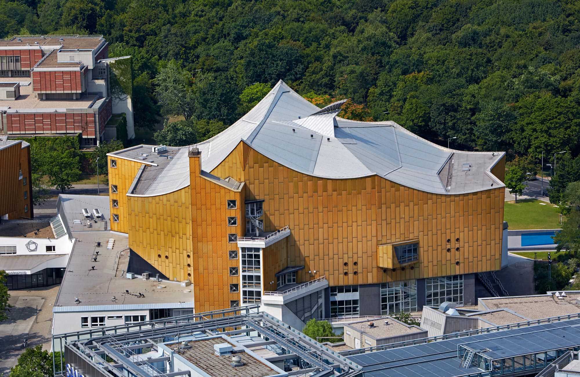 Die Berliner Philharmonie mit Bäumen im Hintergrund Die Berliner Philharmonie mit Bäumen im Hintergrund