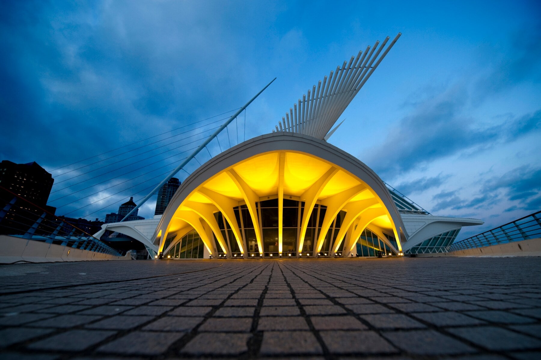 Das Milwaukee Art Museum bei Dunkelheit beleuchtet Das Milwaukee Art Museum bei Dunkelheit beleuchtet