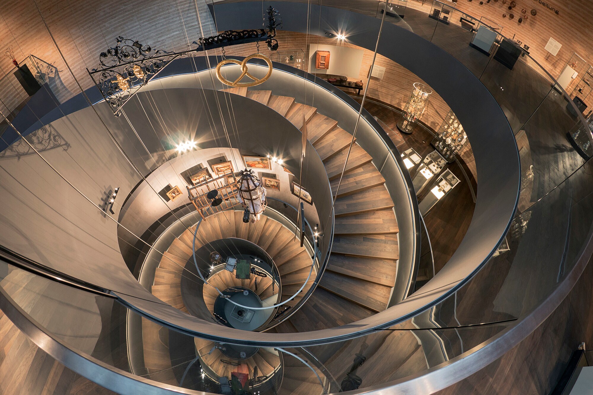 Blick von oben auf eine Treppe, die in einer Spirale nach unten geht