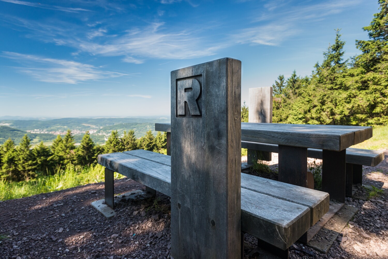 Eine Sitzgruppe am Aussichtspunkt Plänkers Aussicht im Thüringer Wald