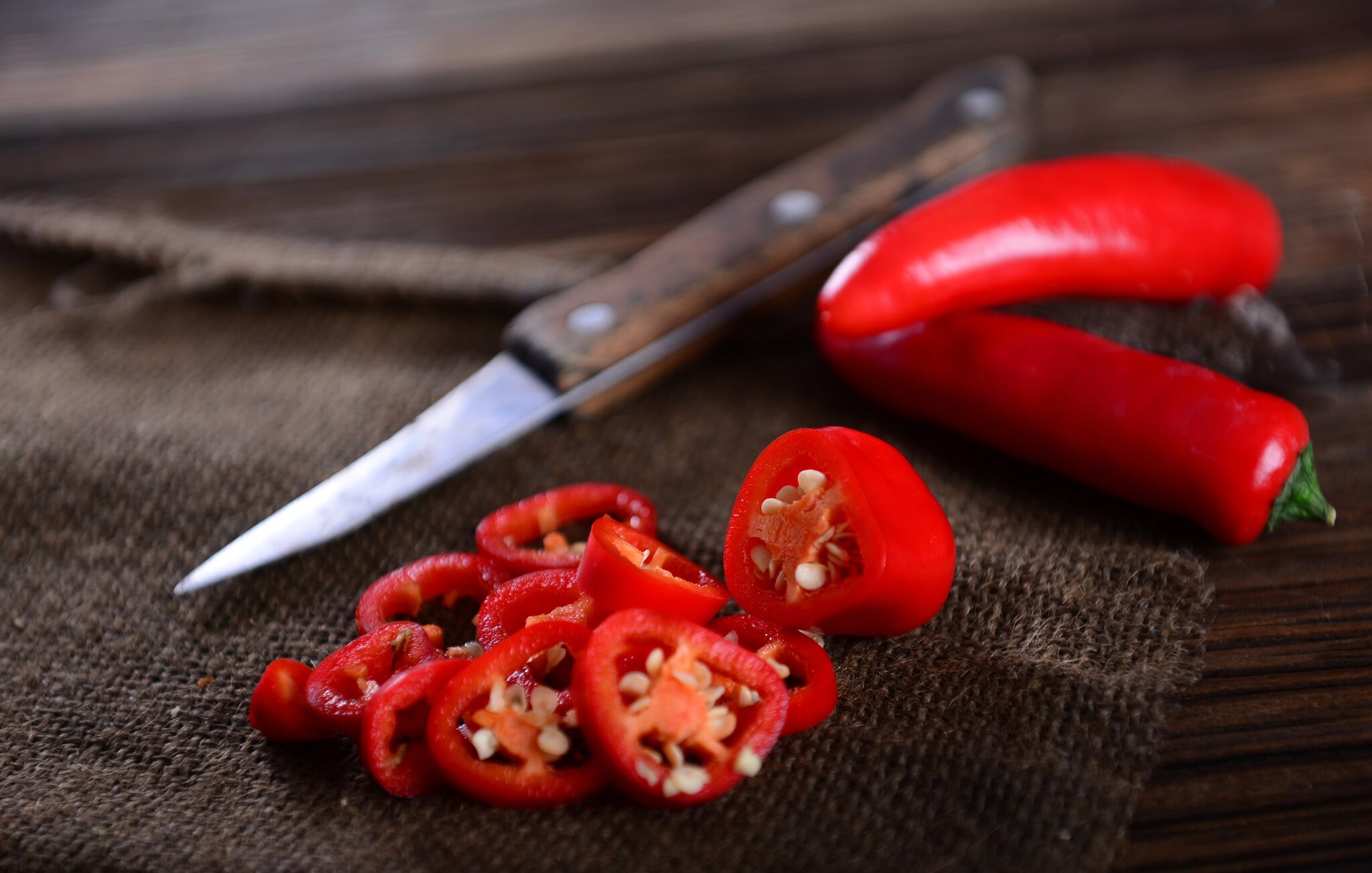 Eine aufgeschnittene Chilischote