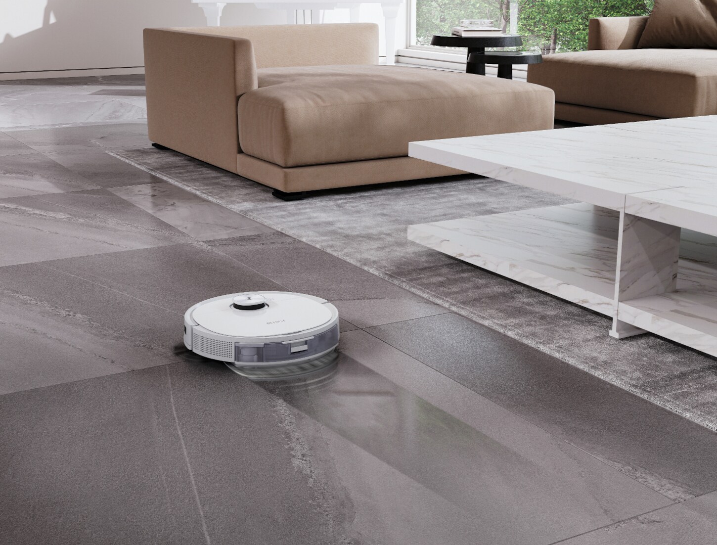 Smarter Staubsauger auf Fliesenboden vor einem Sofa und Couchtisch