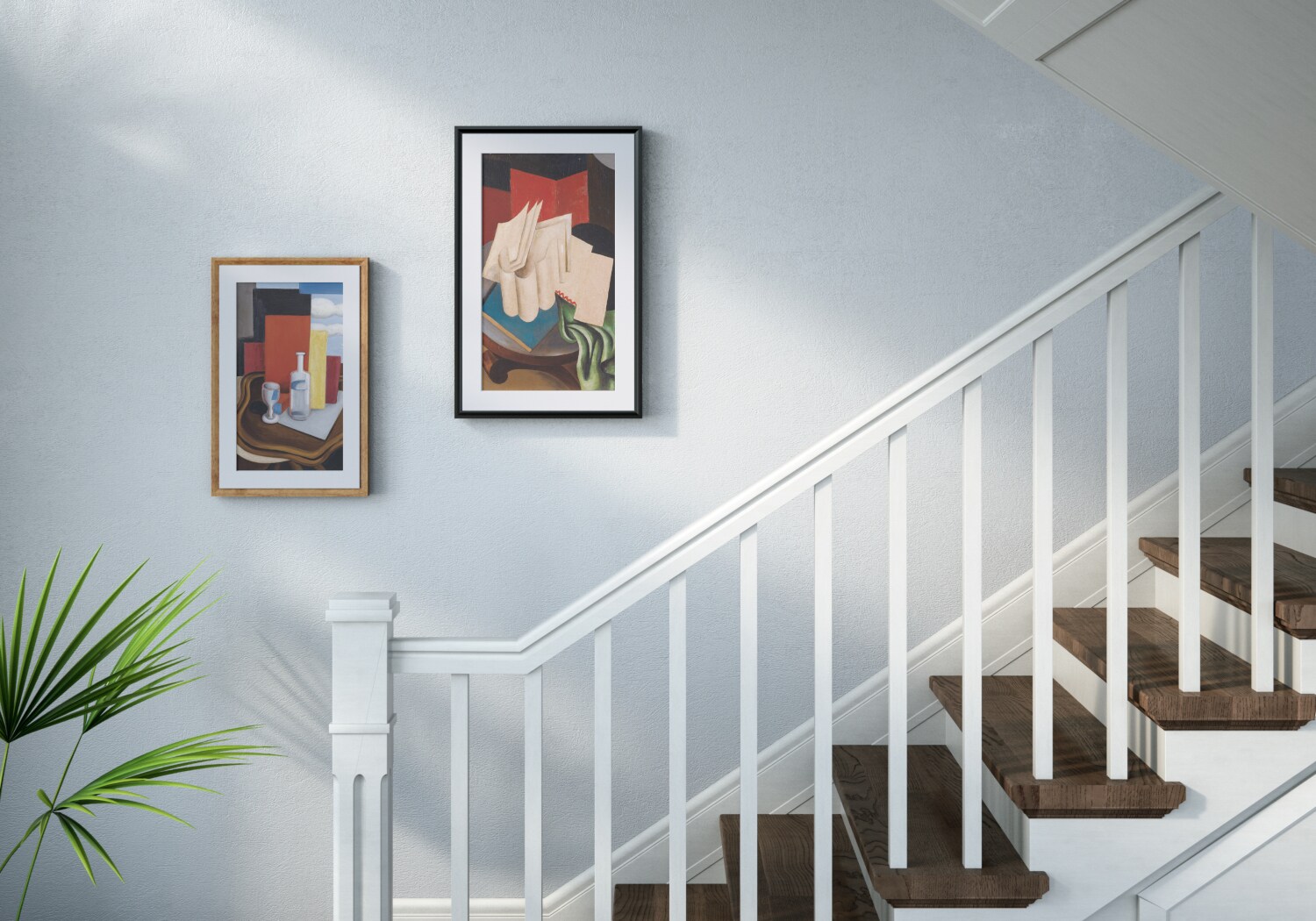 Zwei Bilderrahmen mit Kunstwerken hängen an der Wand