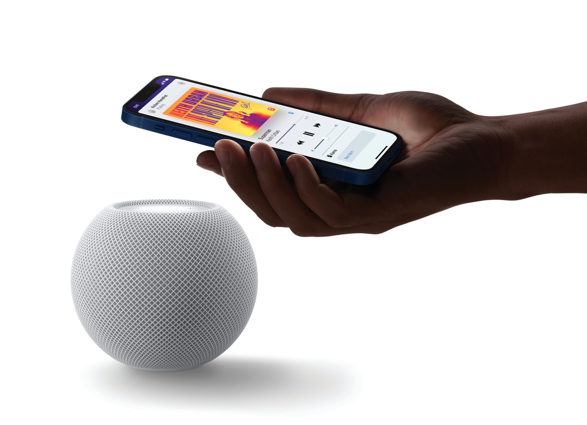 Lautsprecher über dem eine Hand ein Smartphone hält