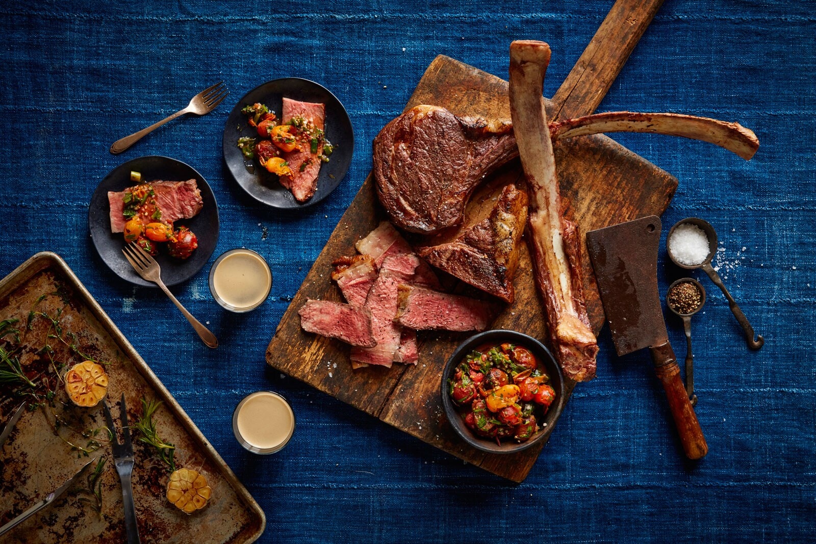 Ribeye-Steak auf Holzbrett Ribeye-Steak auf Holzbrett