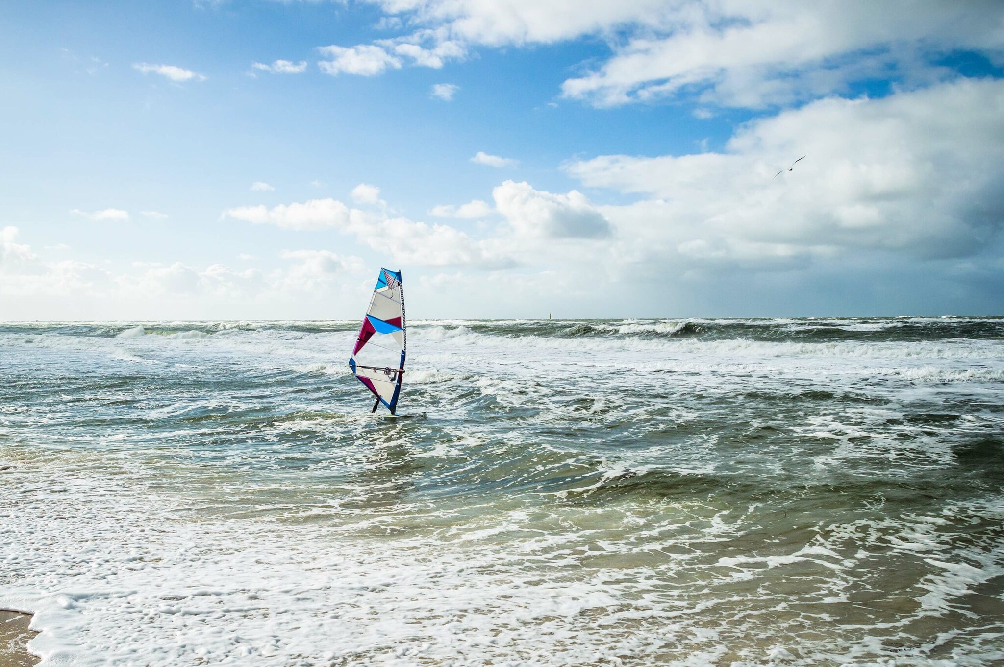 Ein Windsurfer auf dem Wasser bei Wind