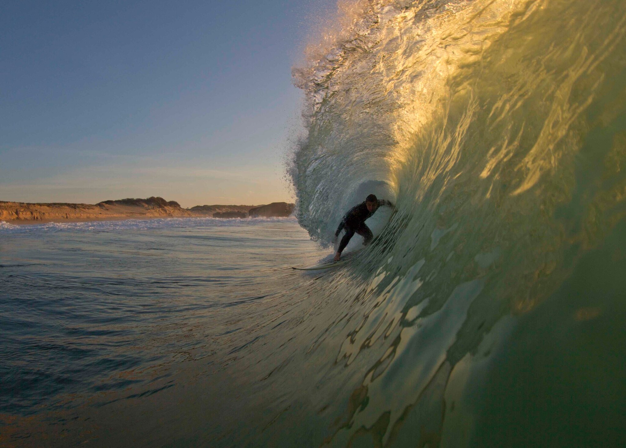 Surfer in einer sich brechenden Welle vor Hossegor in Frankreich