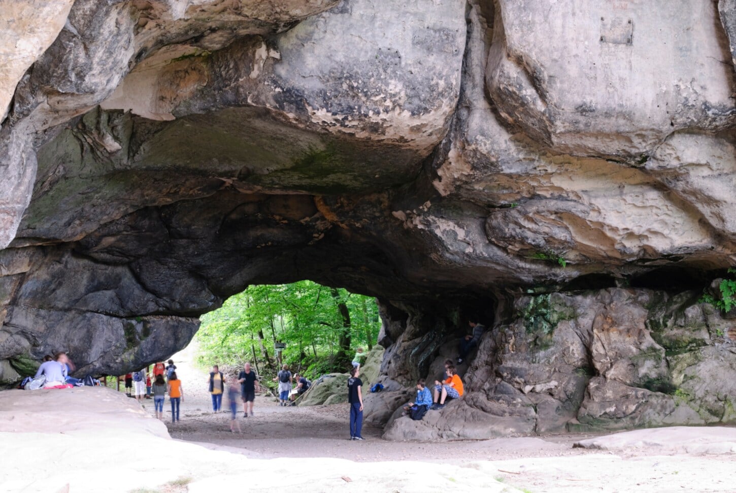 Der Kuhstall, ein höhlenartiger Durchgang unter einem gewaltigen Felsmassiv Der Kuhstall, ein höhlenartiger Durchgang unter einem gewaltigen Felsmassiv