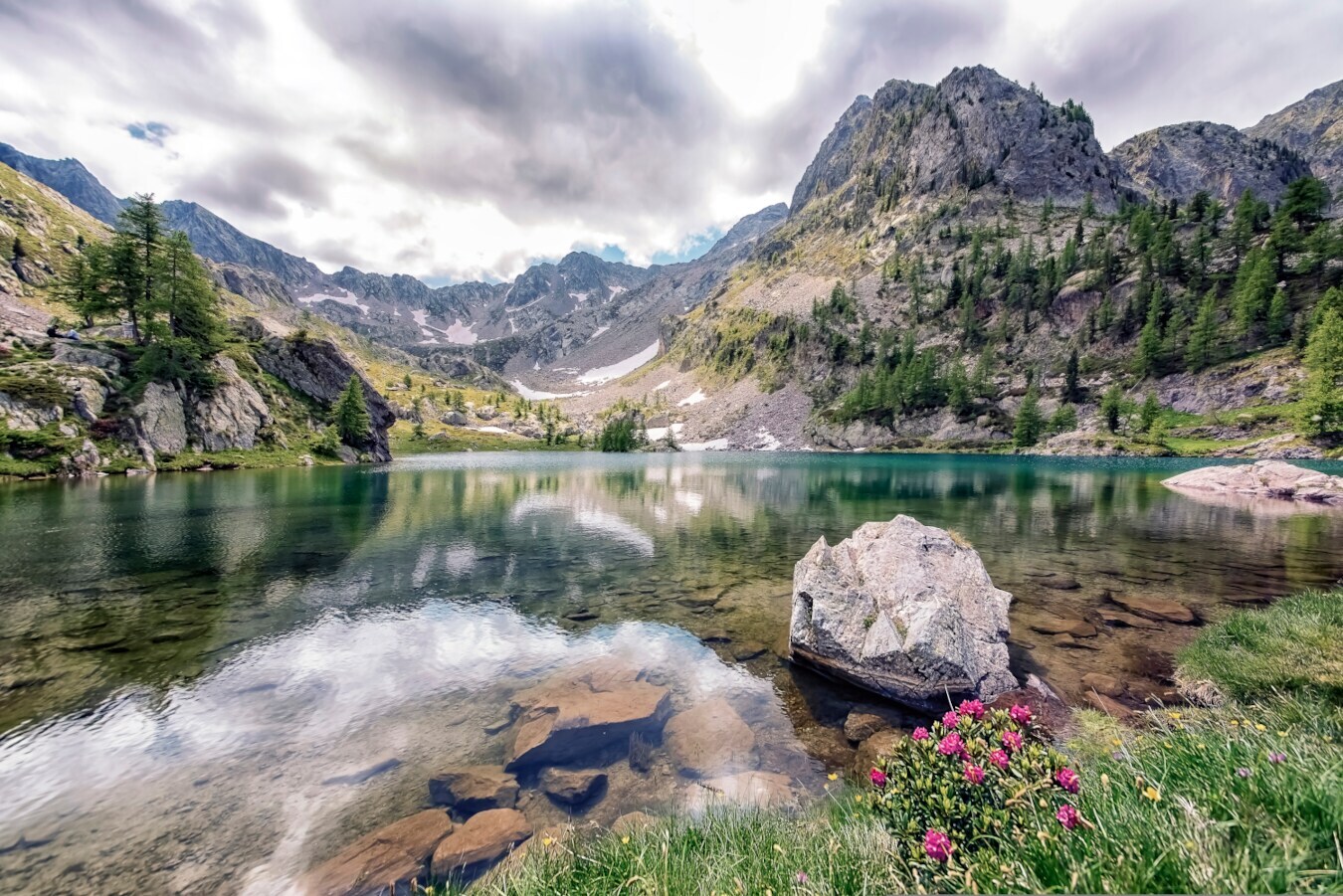 Blick auf einen See mit Bergen im Hintergrund