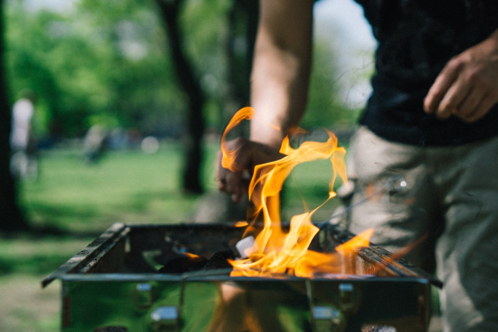 Ein Grill in dem ein Feuer brennt