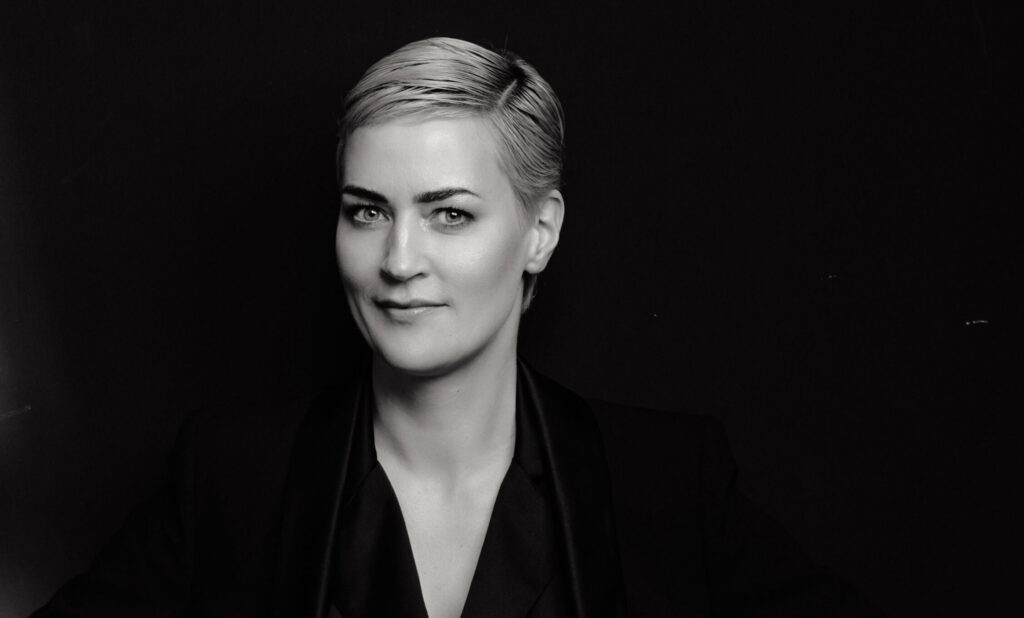 Schwarz-weiß Fotografie einer Frau mit blonden kurzen Haaren