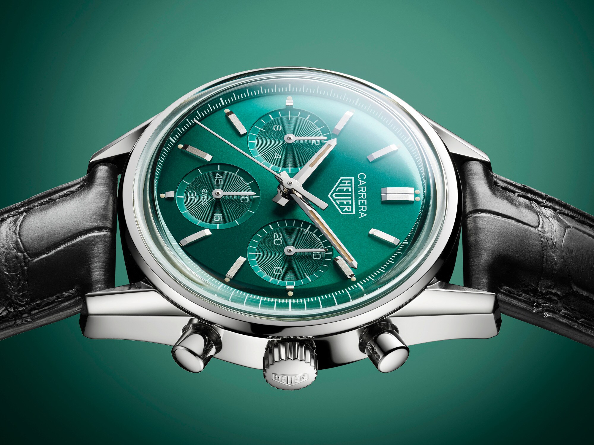 Eine Uhr die auf der Seite liegt mit grünem Zifferblatt Eine Uhr die auf der Seite liegt mit grünem Zifferblatt