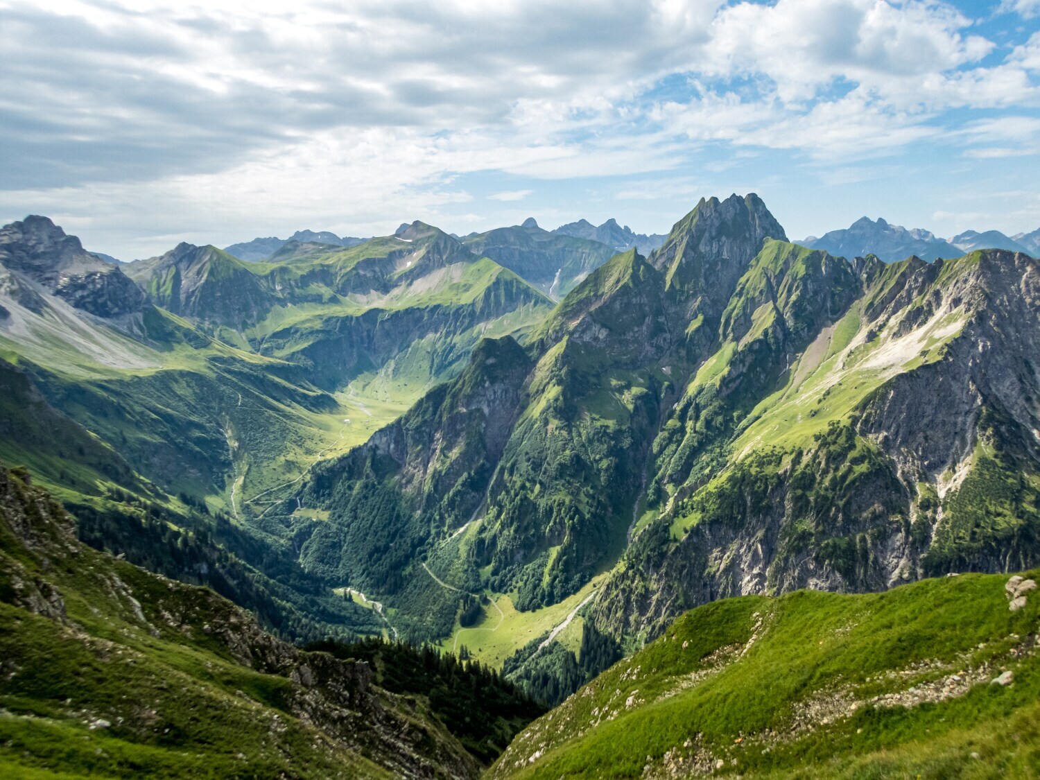 Blick auf das Nebelhorn und andere hohe Berge in den Allgäuer Alpen Blick auf das Nebelhorn und andere hohe Berge in den Allgäuer Alpen