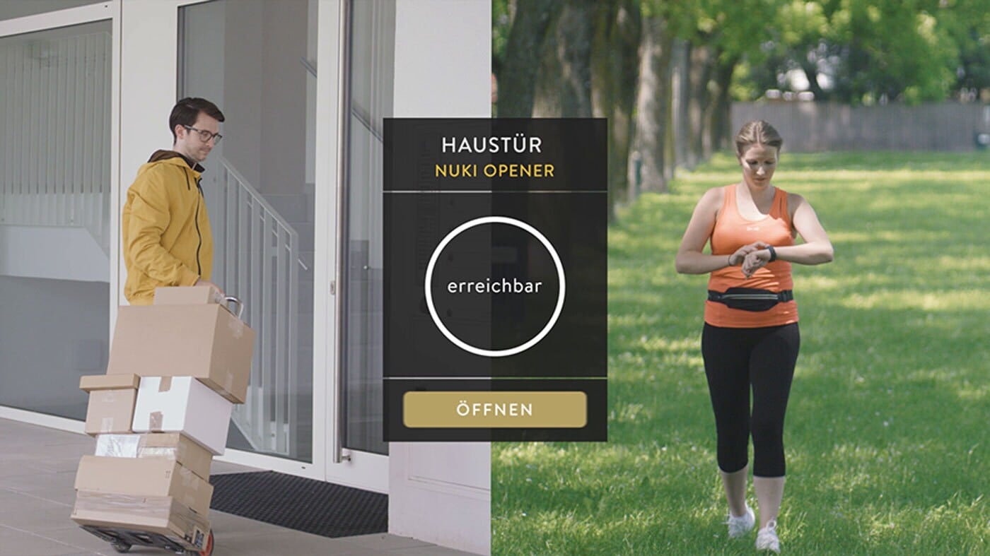 Eine Frau öffnet von unterwegs dem Paketzusteller via Smartwatch die Tür Smart Lock Nuki