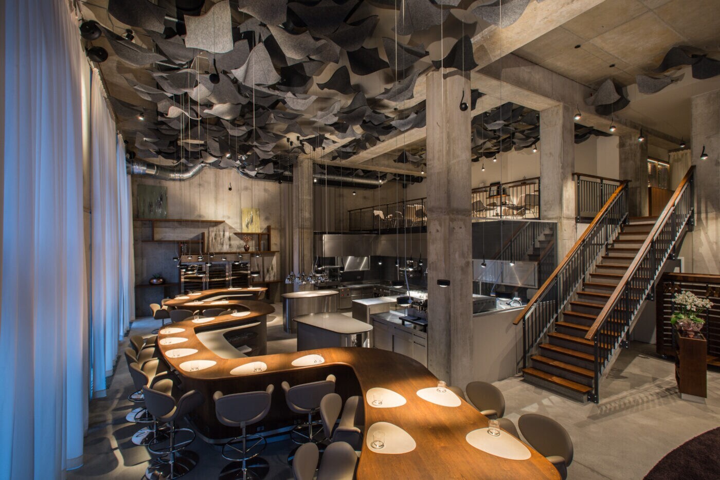 Ein modernes Restaurant im Industrie-Stil mit einem langen, wellenförmigen Tresen