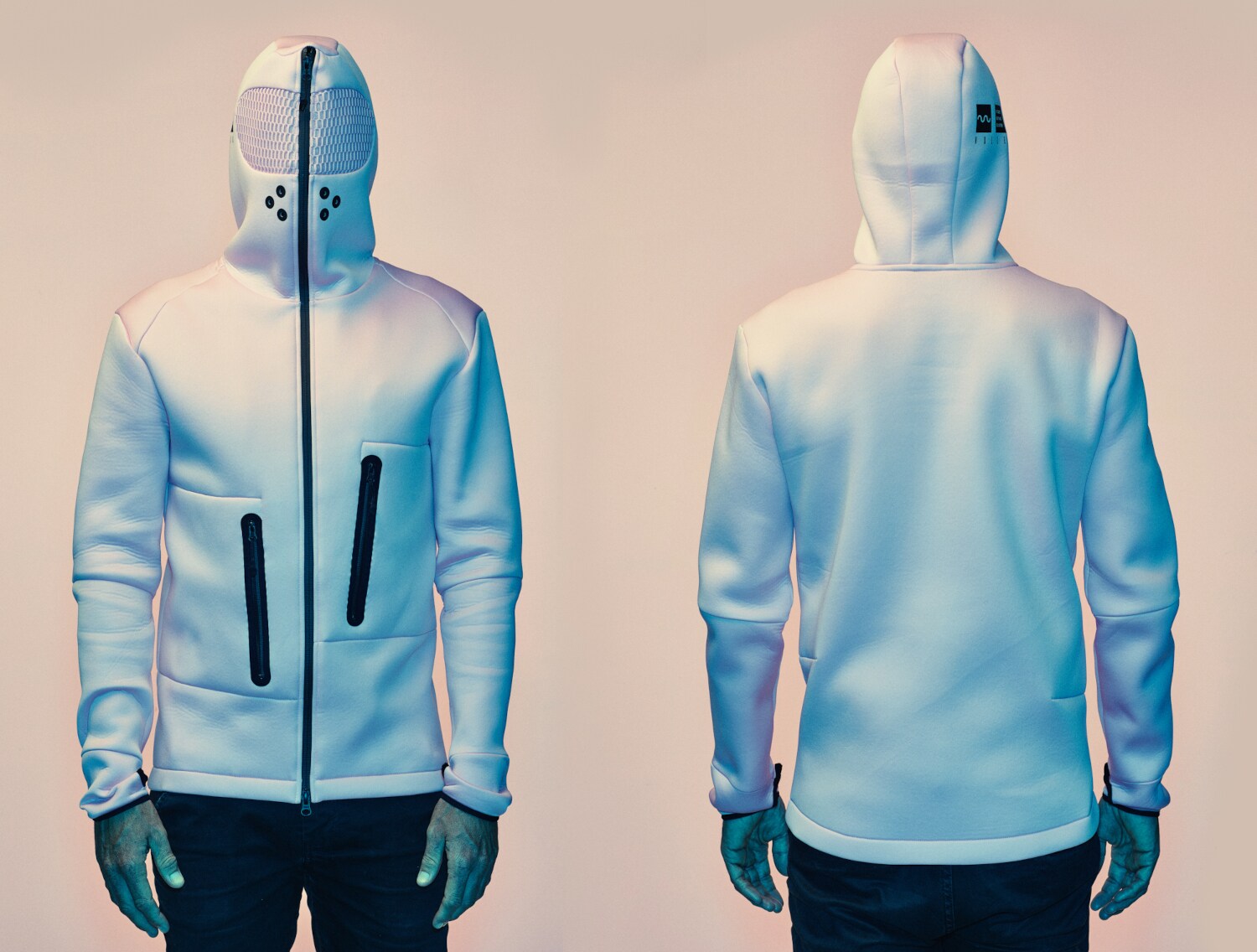 Person in Front- und Rückansicht mit hellem Hoodie, bei dem die Kapuze auch das Gesicht bedeckt. Person in Front- und Rückansicht mit hellem Hoodie, bei dem die Kapuze auch das Gesicht bedeckt.