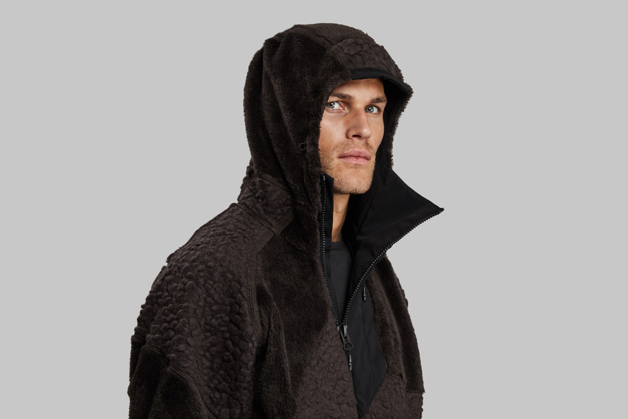 Mann im schwarzen Ice Age Fleece von Vollebak